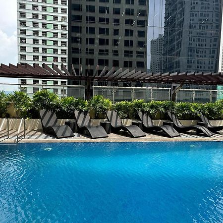 One Bedroom With Balcony By Christine Suites Ph In Greenbelt Radisson マカティ エクステリア 写真