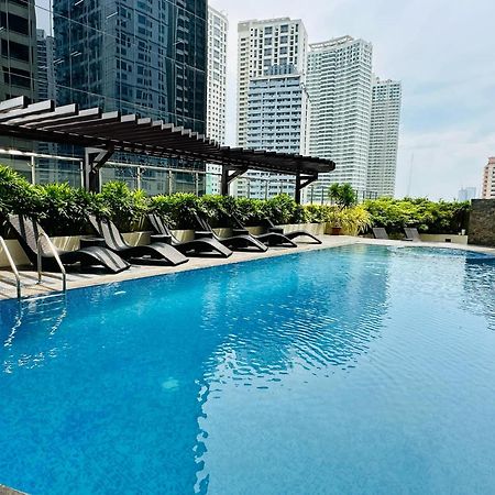 One Bedroom With Balcony By Christine Suites Ph In Greenbelt Radisson マカティ エクステリア 写真
