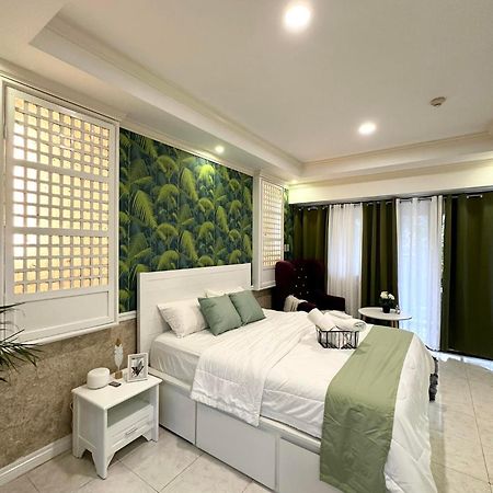 One Bedroom With Balcony By Christine Suites Ph In Greenbelt Radisson マカティ エクステリア 写真