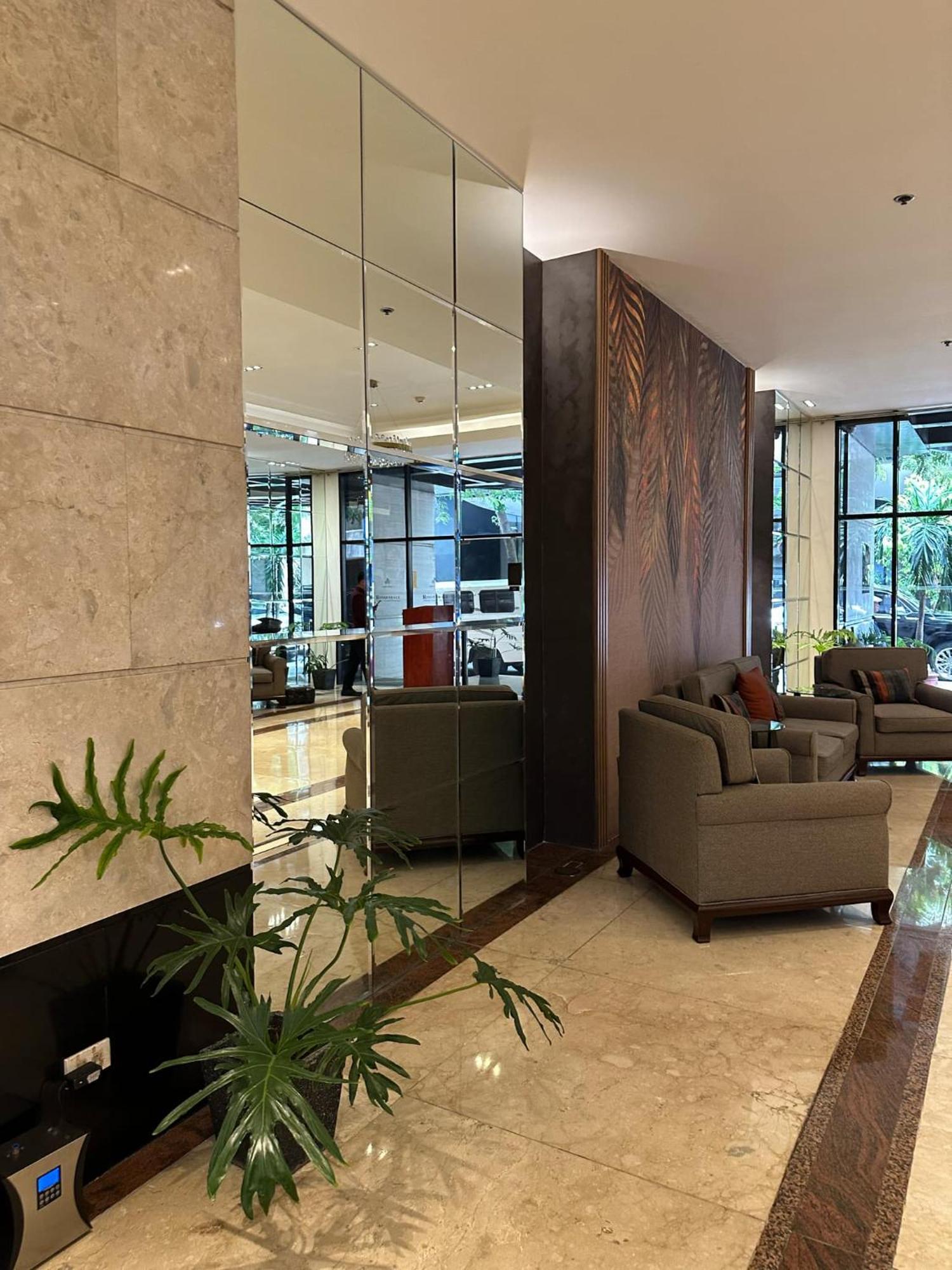 One Bedroom With Balcony By Christine Suites Ph In Greenbelt Radisson マカティ エクステリア 写真