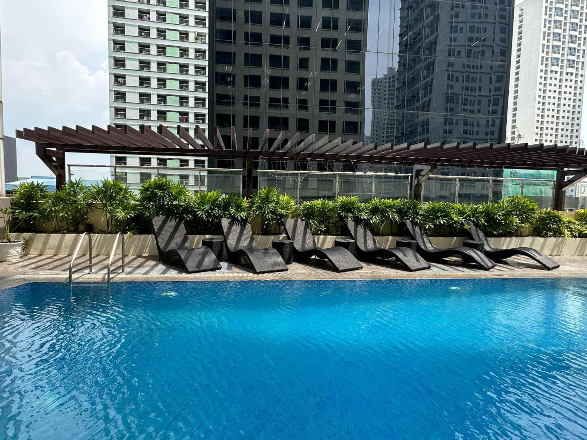 One Bedroom With Balcony By Christine Suites Ph In Greenbelt Radisson マカティ エクステリア 写真
