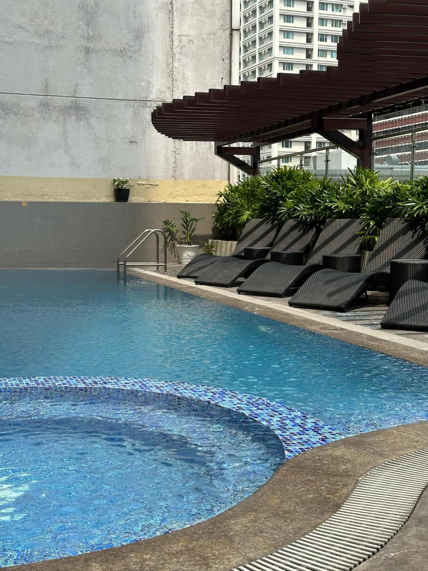 One Bedroom With Balcony By Christine Suites Ph In Greenbelt Radisson マカティ エクステリア 写真