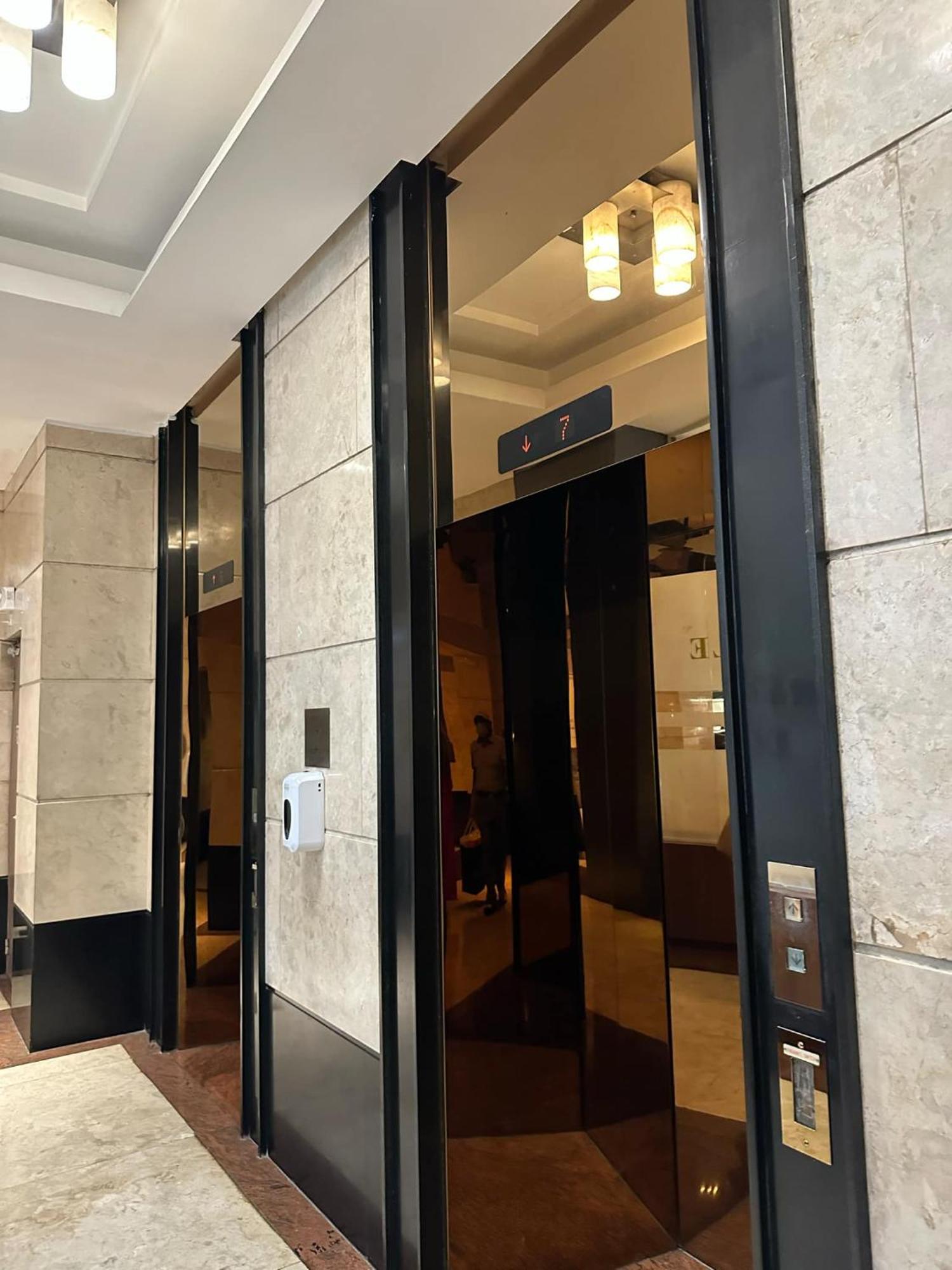 One Bedroom With Balcony By Christine Suites Ph In Greenbelt Radisson マカティ エクステリア 写真
