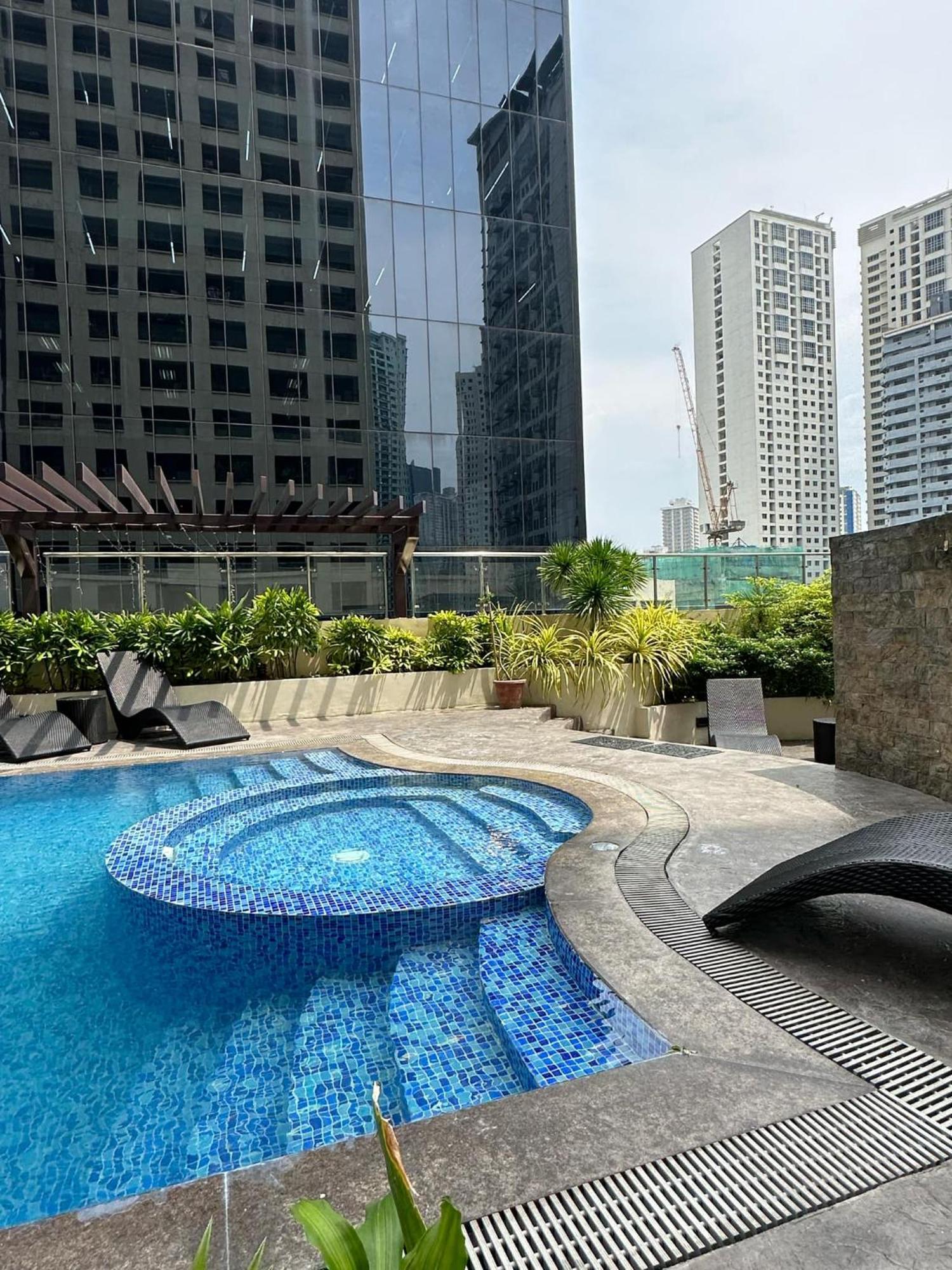 One Bedroom With Balcony By Christine Suites Ph In Greenbelt Radisson マカティ エクステリア 写真