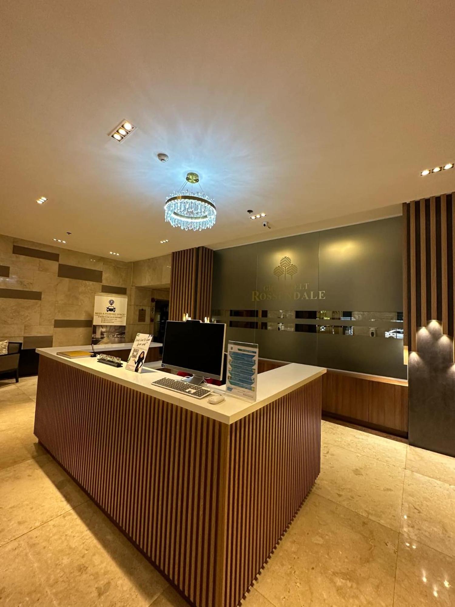 One Bedroom With Balcony By Christine Suites Ph In Greenbelt Radisson マカティ エクステリア 写真