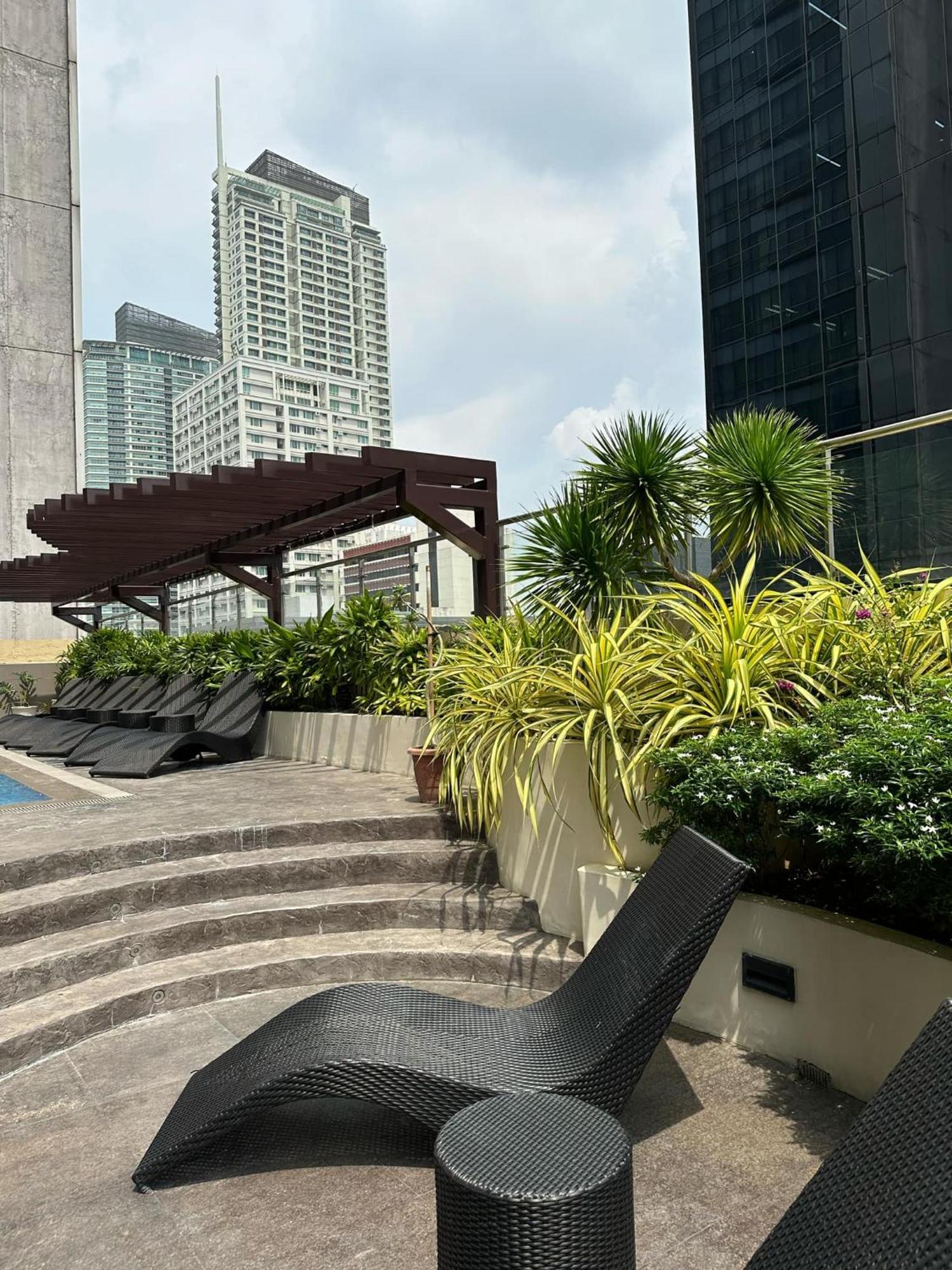 One Bedroom With Balcony By Christine Suites Ph In Greenbelt Radisson マカティ エクステリア 写真