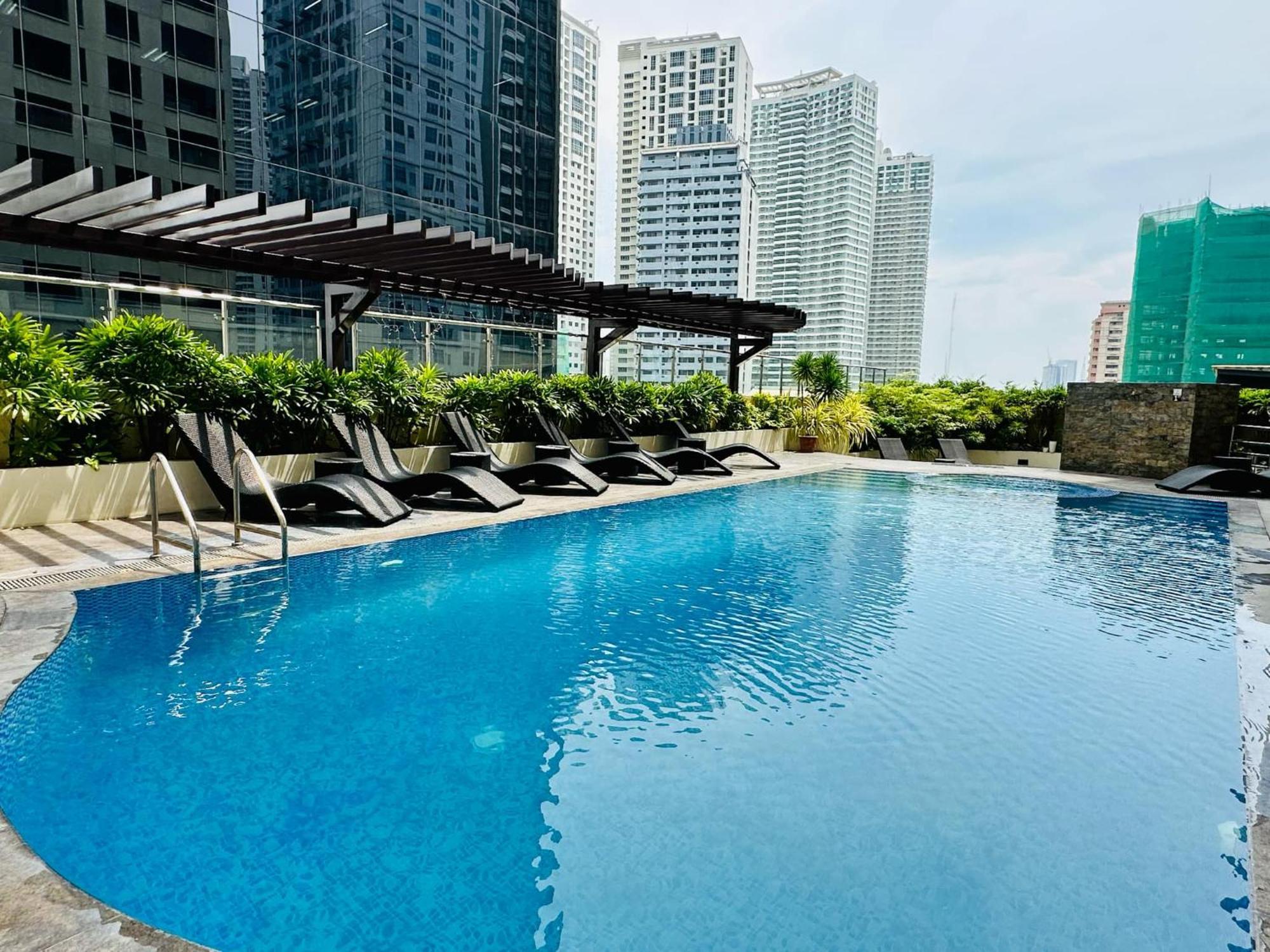 One Bedroom With Balcony By Christine Suites Ph In Greenbelt Radisson マカティ エクステリア 写真