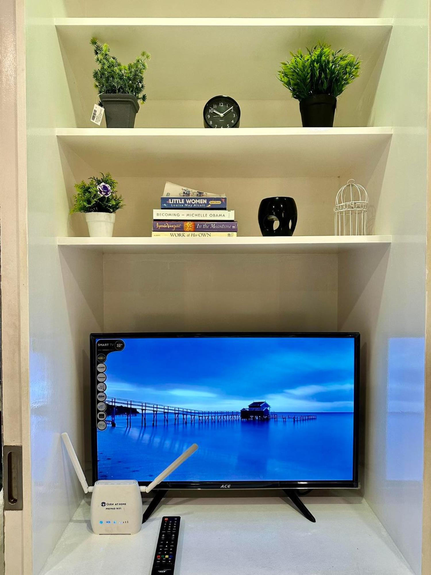 One Bedroom With Balcony By Christine Suites Ph In Greenbelt Radisson マカティ エクステリア 写真