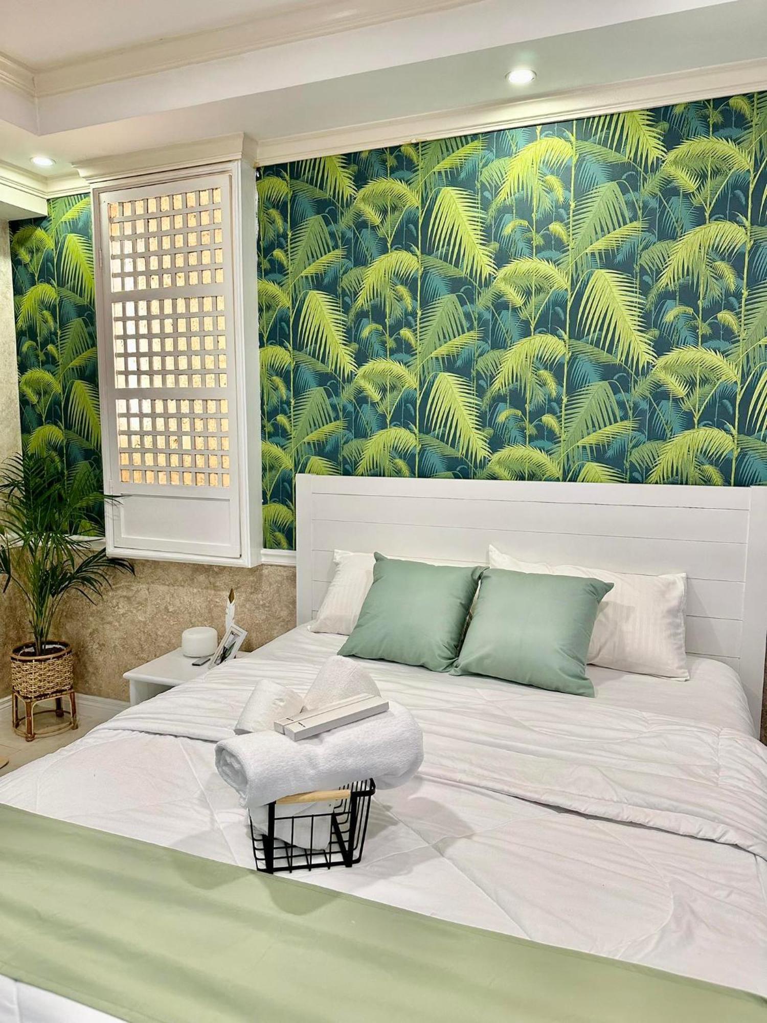 One Bedroom With Balcony By Christine Suites Ph In Greenbelt Radisson マカティ エクステリア 写真