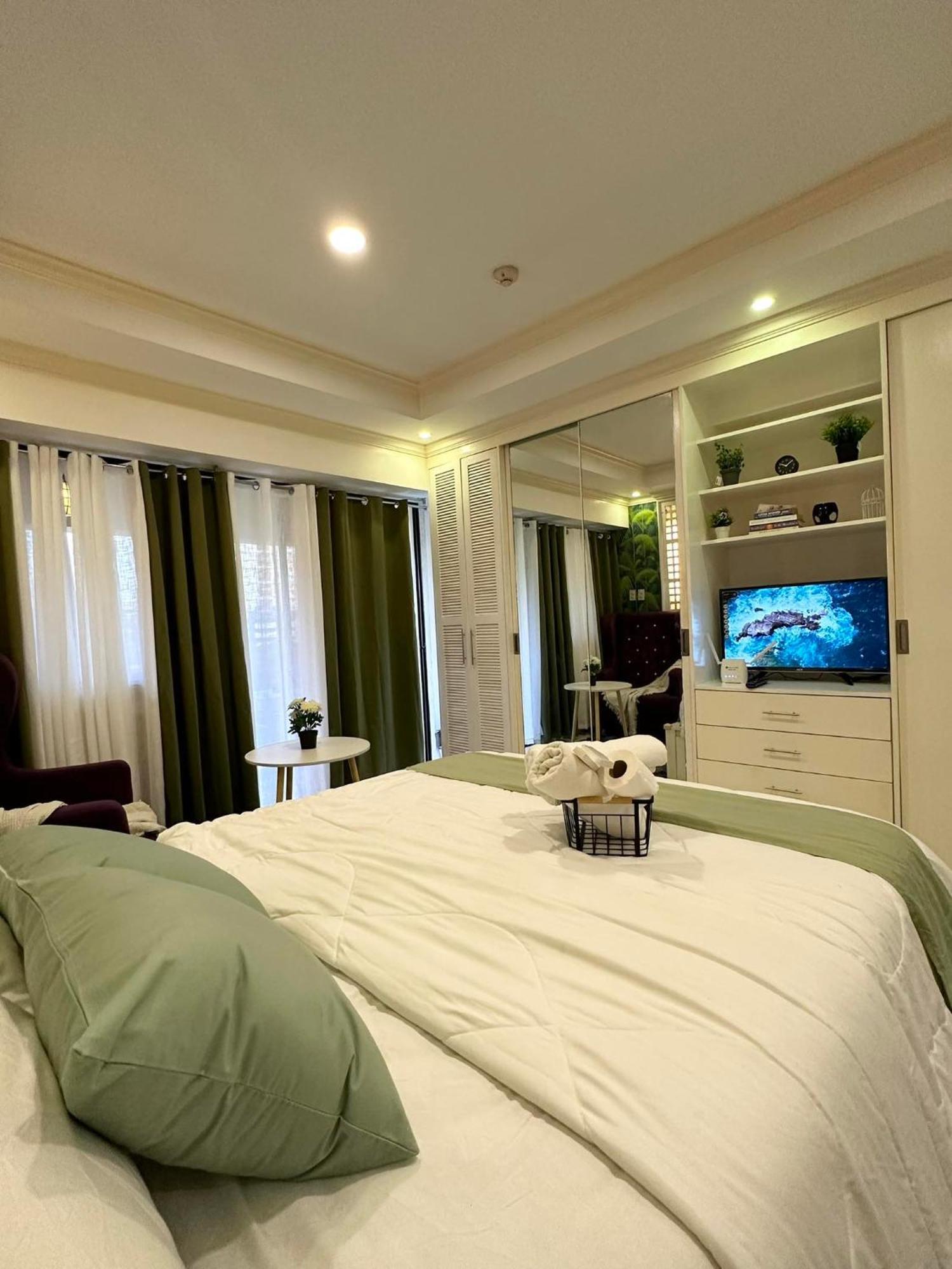 One Bedroom With Balcony By Christine Suites Ph In Greenbelt Radisson マカティ エクステリア 写真