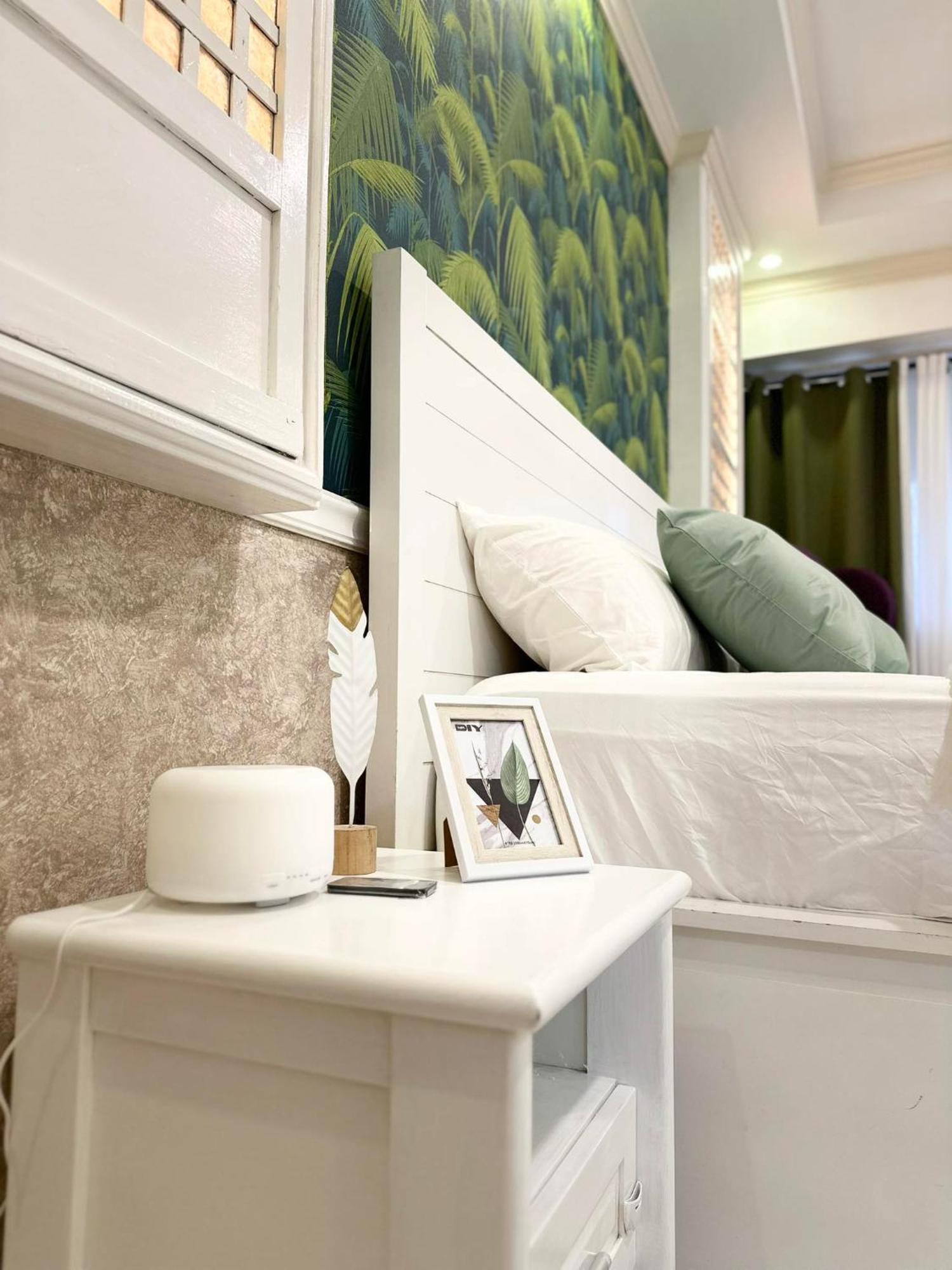 One Bedroom With Balcony By Christine Suites Ph In Greenbelt Radisson マカティ エクステリア 写真