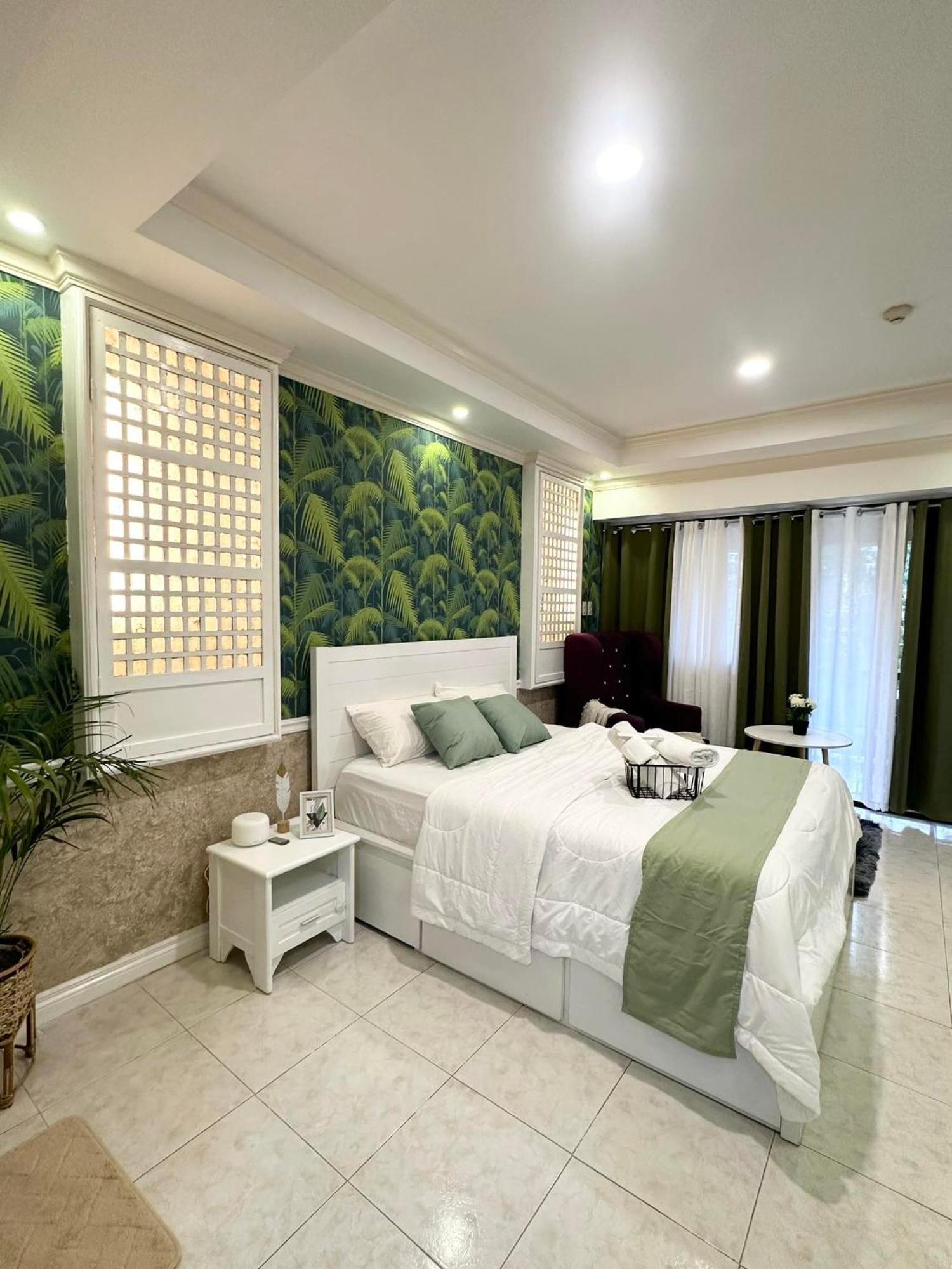 One Bedroom With Balcony By Christine Suites Ph In Greenbelt Radisson マカティ エクステリア 写真