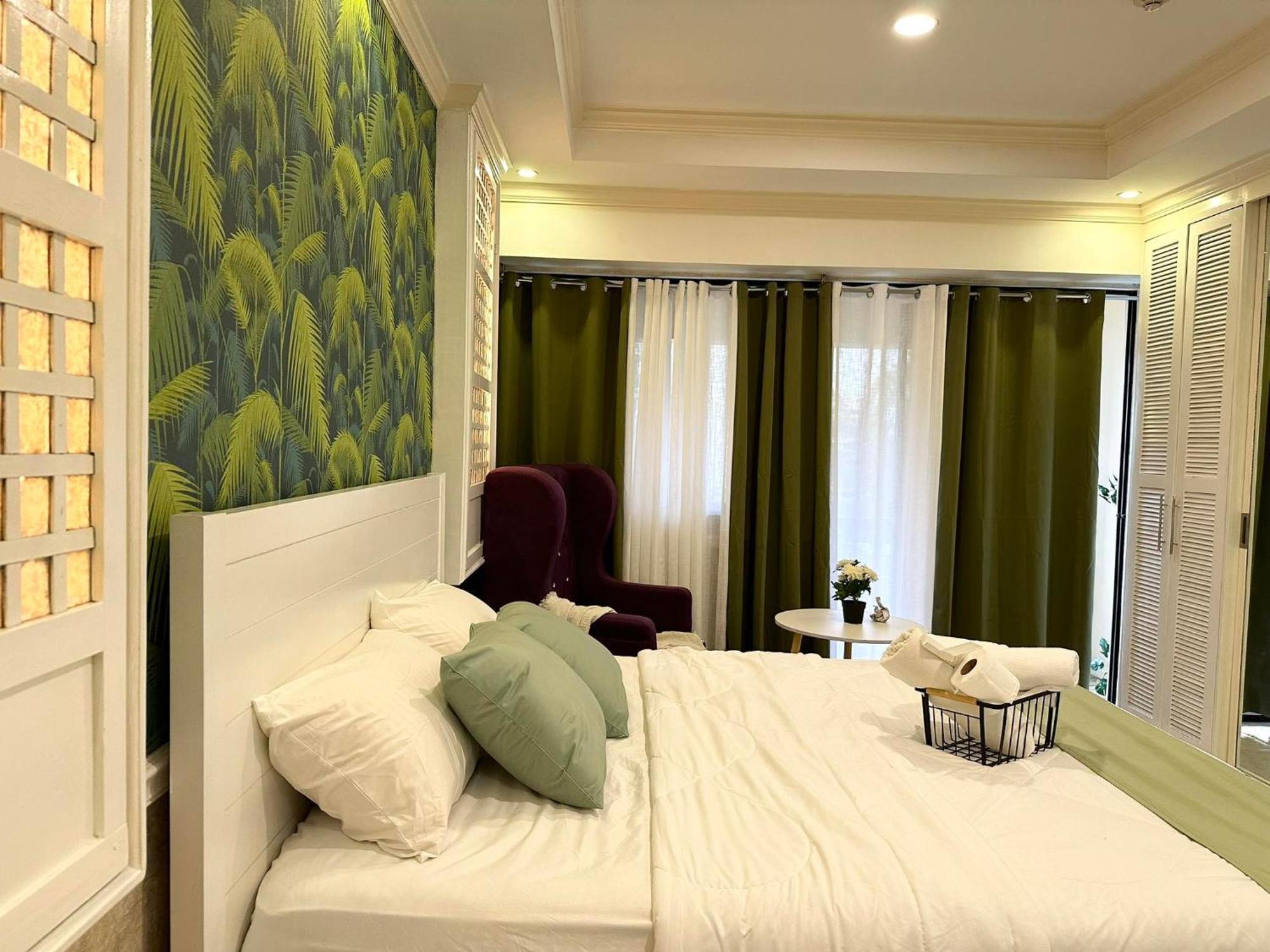 One Bedroom With Balcony By Christine Suites Ph In Greenbelt Radisson マカティ エクステリア 写真