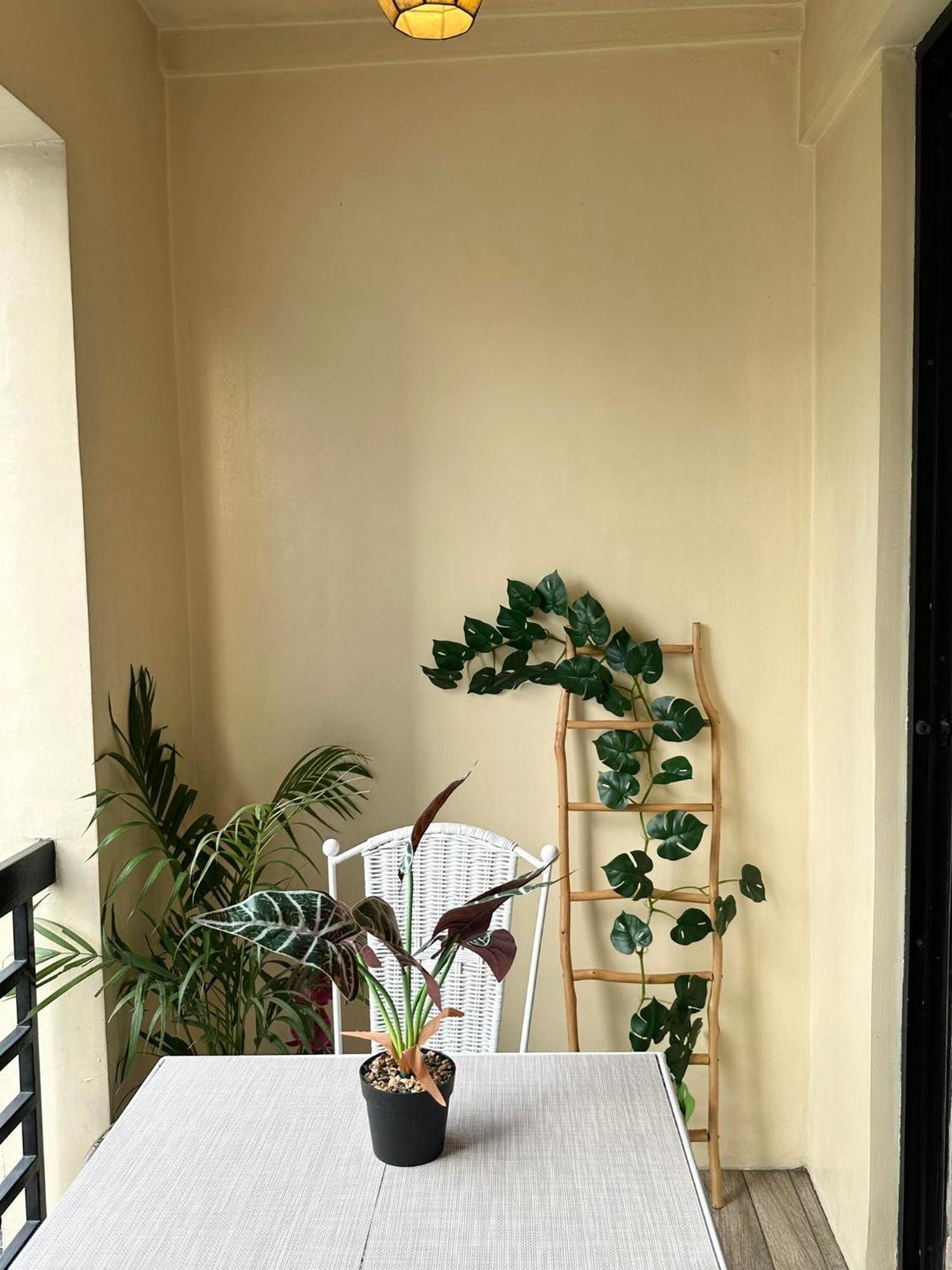 One Bedroom With Balcony By Christine Suites Ph In Greenbelt Radisson マカティ エクステリア 写真