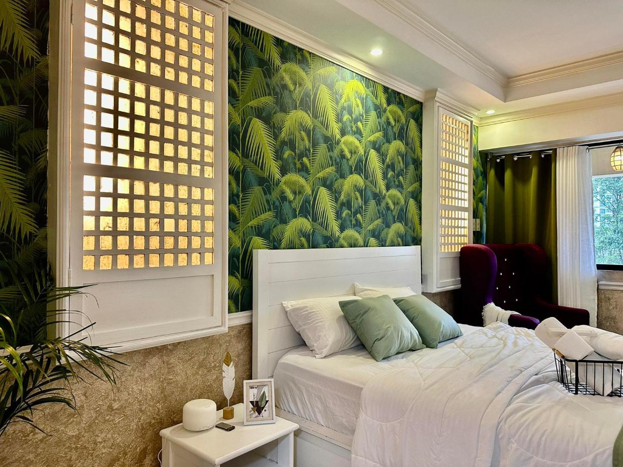 One Bedroom With Balcony By Christine Suites Ph In Greenbelt Radisson マカティ エクステリア 写真