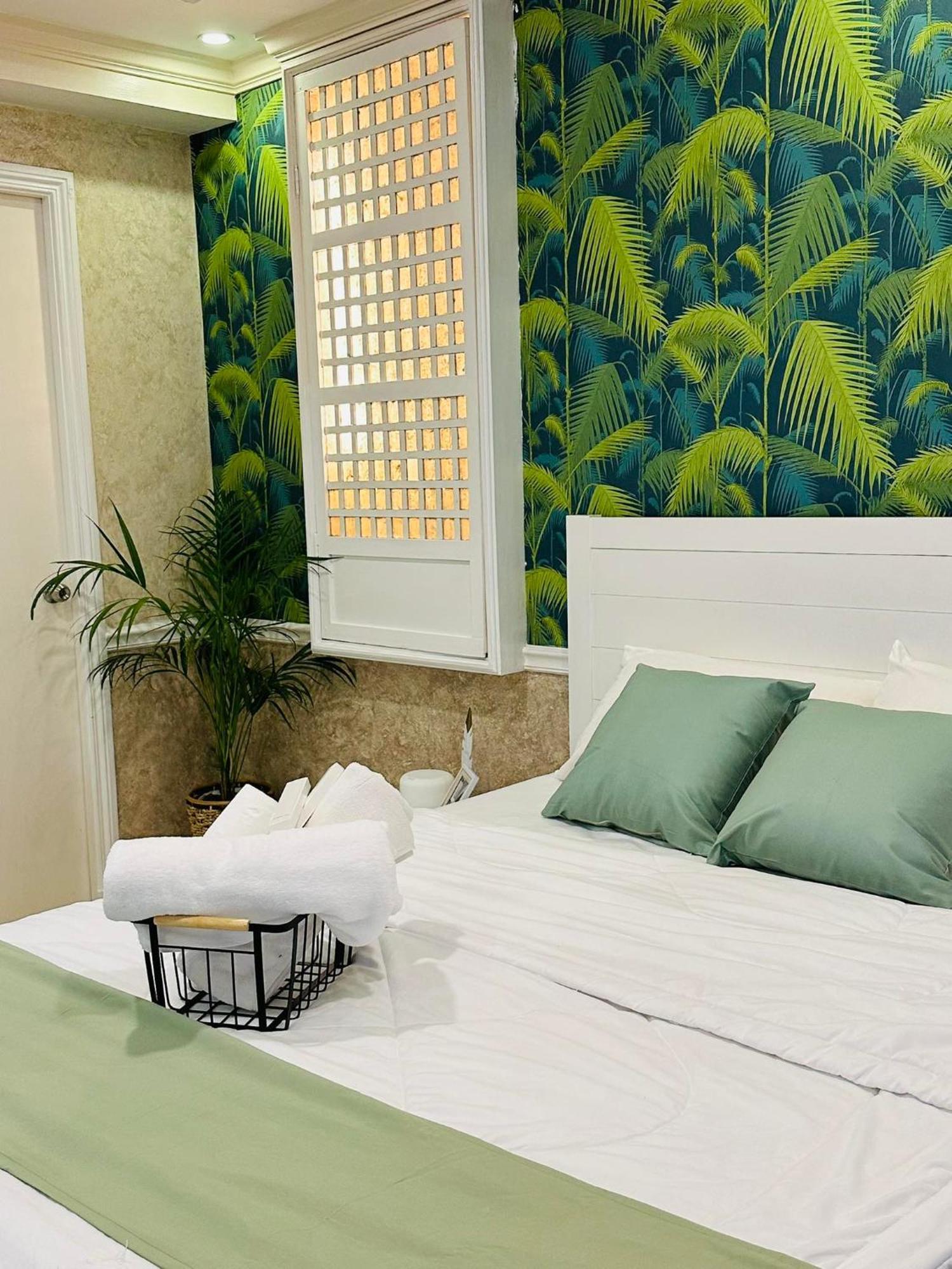 One Bedroom With Balcony By Christine Suites Ph In Greenbelt Radisson マカティ エクステリア 写真