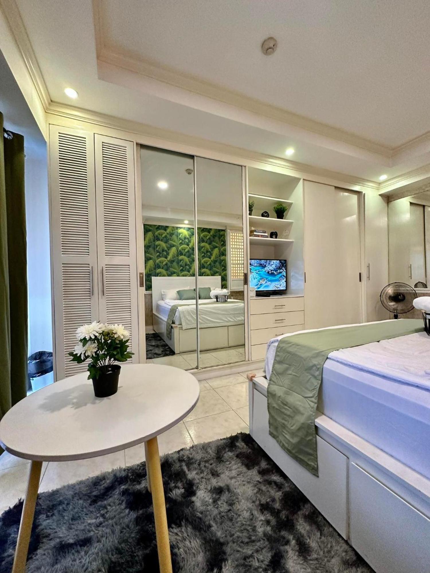 One Bedroom With Balcony By Christine Suites Ph In Greenbelt Radisson マカティ エクステリア 写真