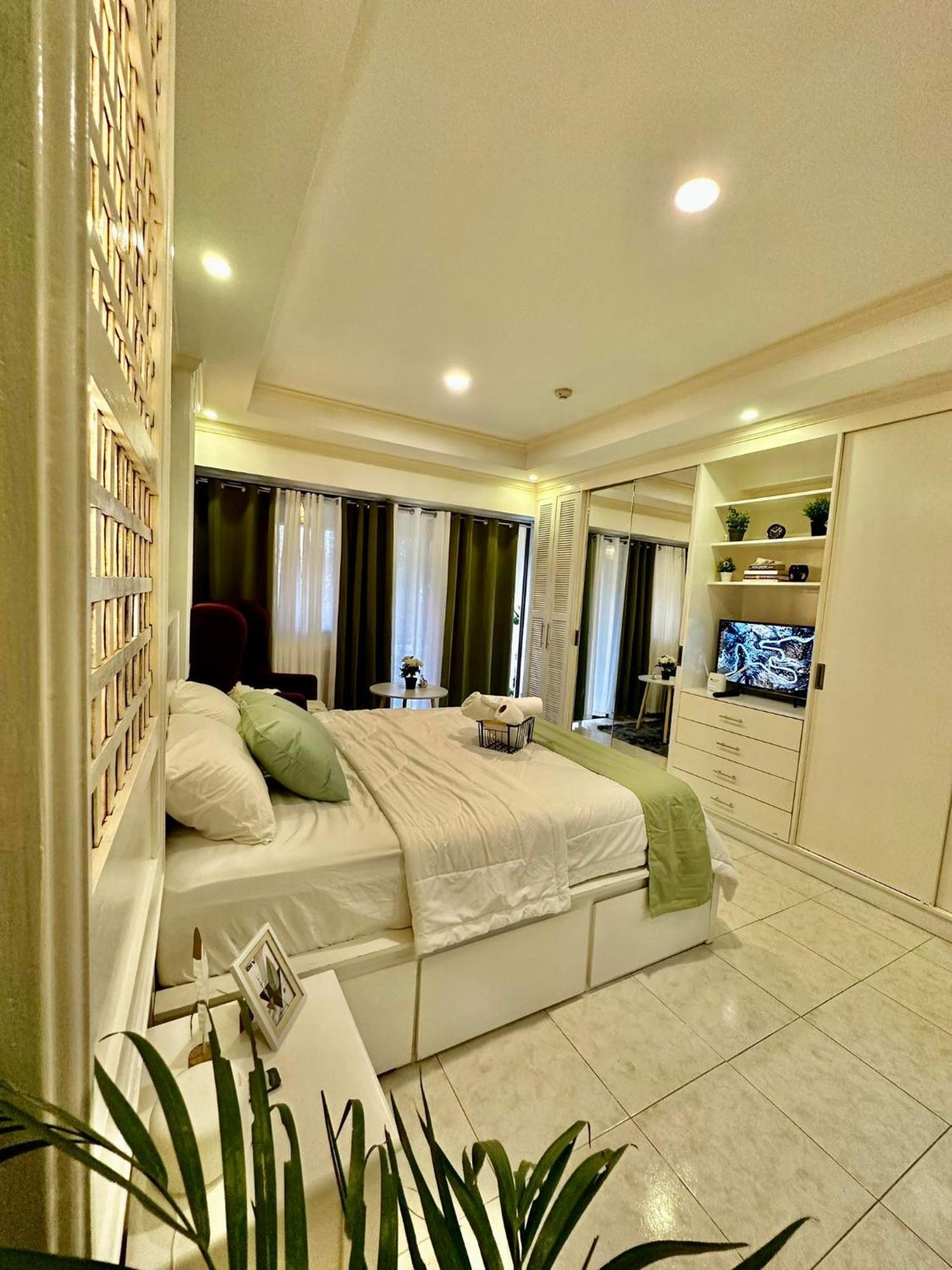 One Bedroom With Balcony By Christine Suites Ph In Greenbelt Radisson マカティ エクステリア 写真