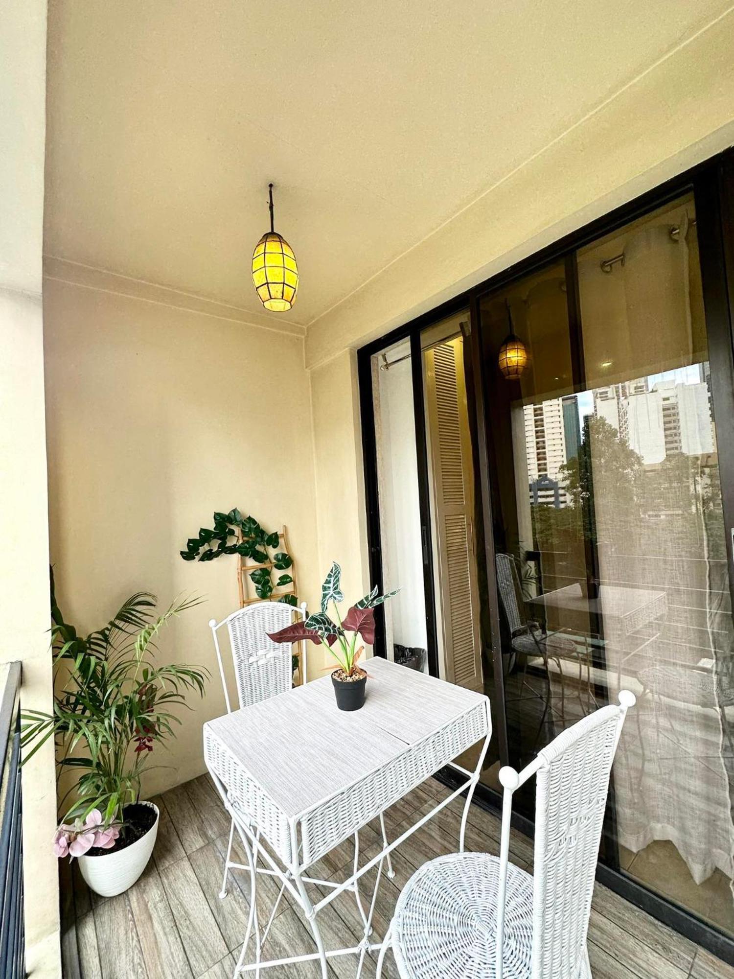 One Bedroom With Balcony By Christine Suites Ph In Greenbelt Radisson マカティ エクステリア 写真