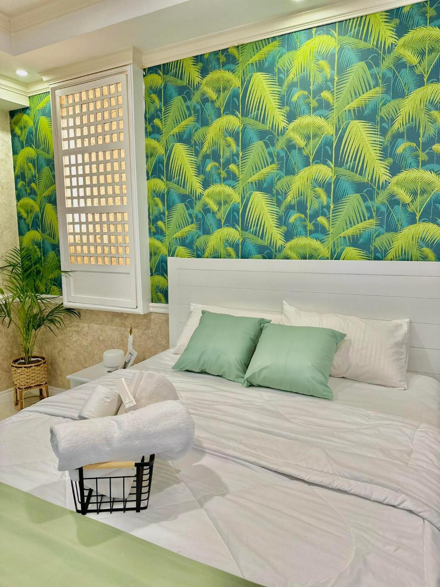 One Bedroom With Balcony By Christine Suites Ph In Greenbelt Radisson マカティ エクステリア 写真