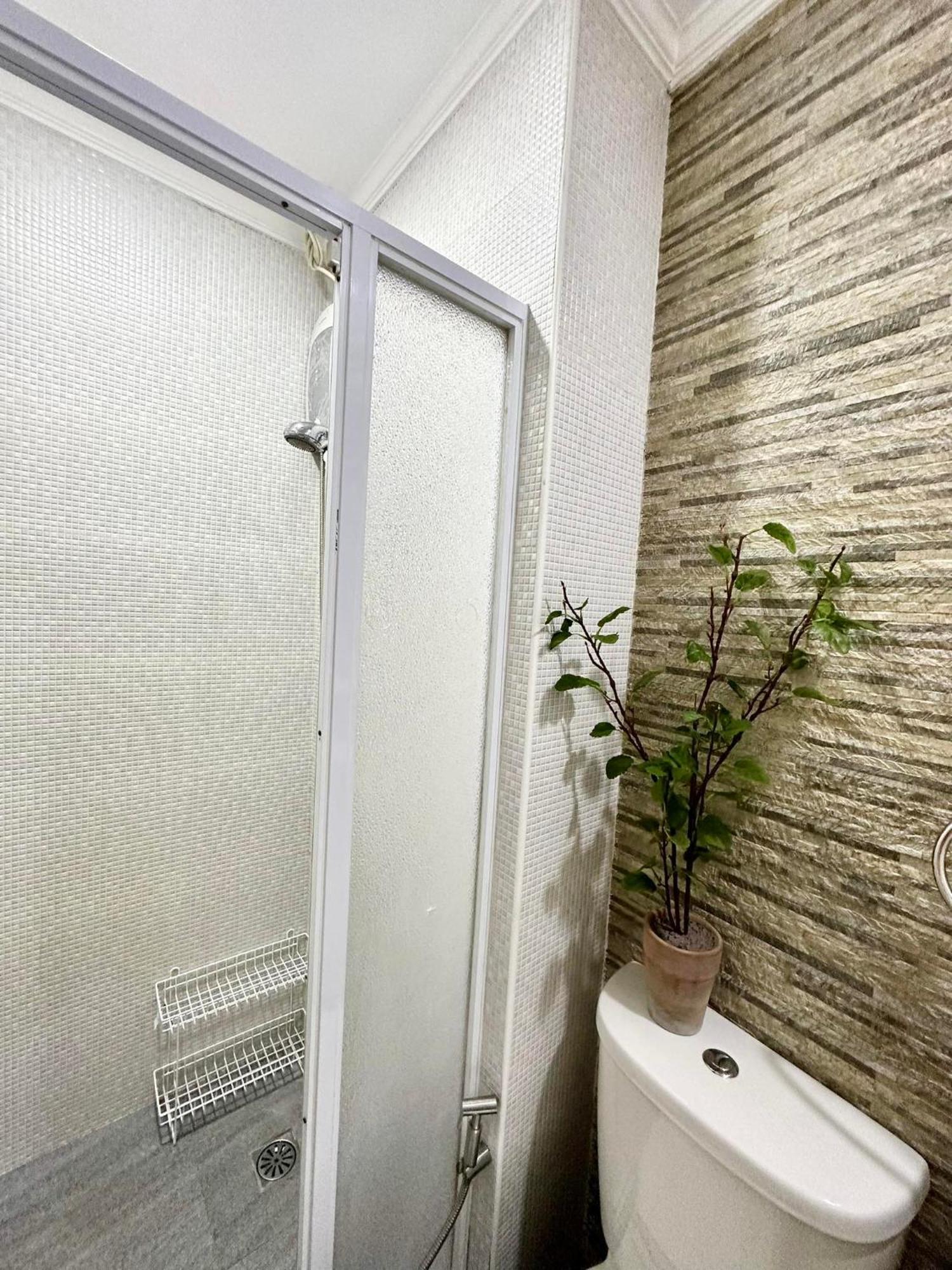 One Bedroom With Balcony By Christine Suites Ph In Greenbelt Radisson マカティ エクステリア 写真