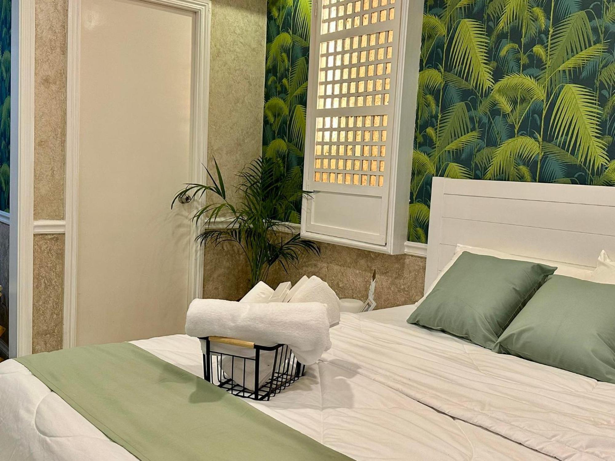 One Bedroom With Balcony By Christine Suites Ph In Greenbelt Radisson マカティ エクステリア 写真