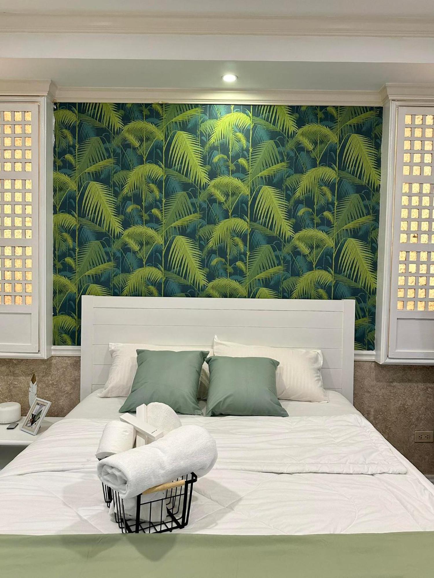 One Bedroom With Balcony By Christine Suites Ph In Greenbelt Radisson マカティ エクステリア 写真