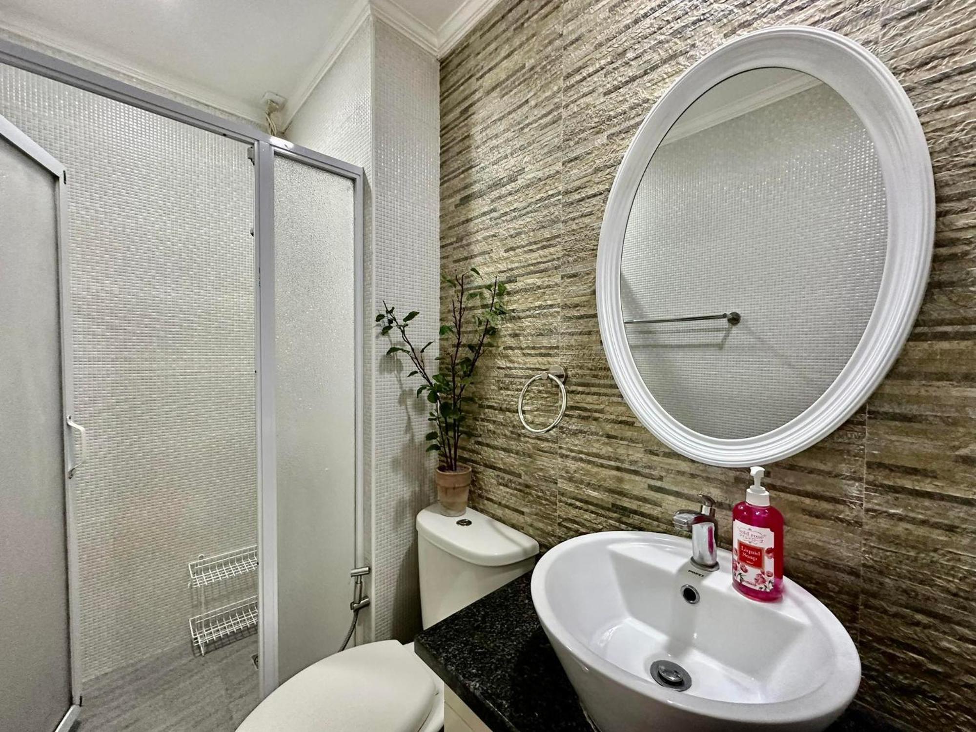 One Bedroom With Balcony By Christine Suites Ph In Greenbelt Radisson マカティ エクステリア 写真