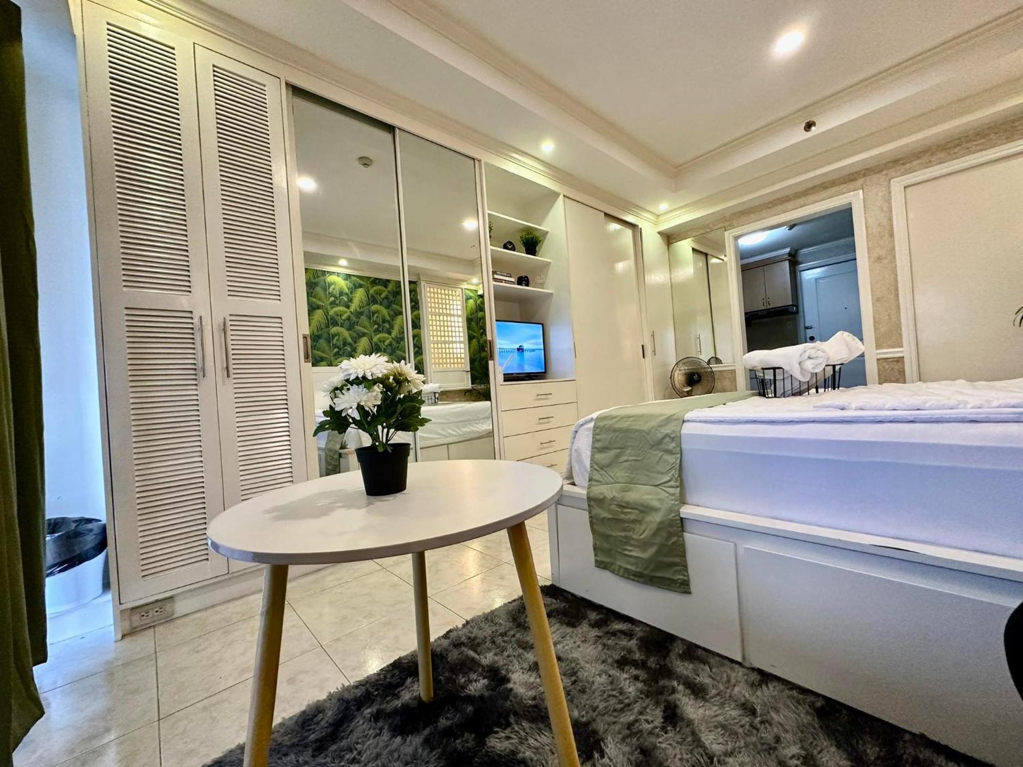 One Bedroom With Balcony By Christine Suites Ph In Greenbelt Radisson マカティ エクステリア 写真