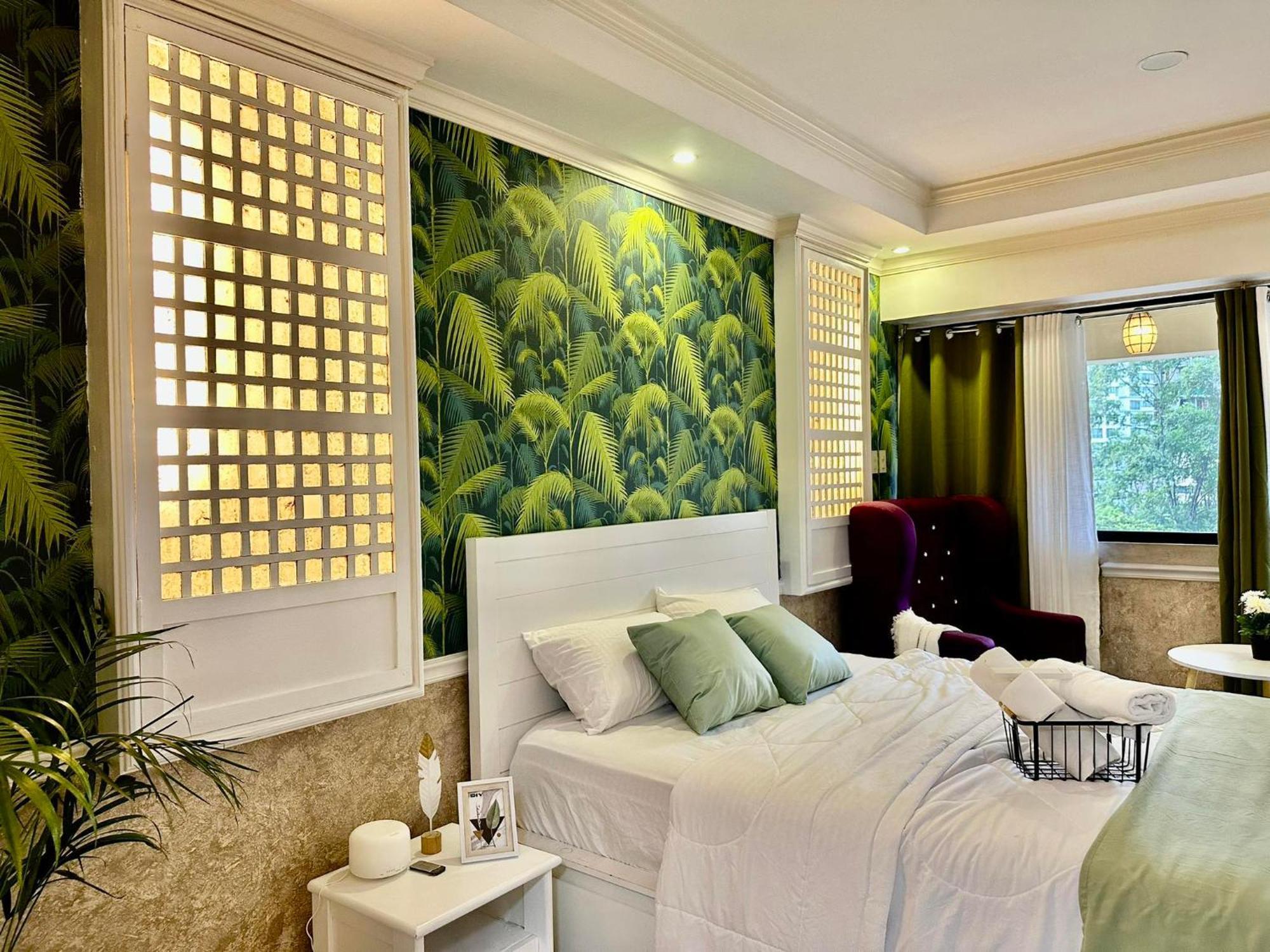 One Bedroom With Balcony By Christine Suites Ph In Greenbelt Radisson マカティ エクステリア 写真