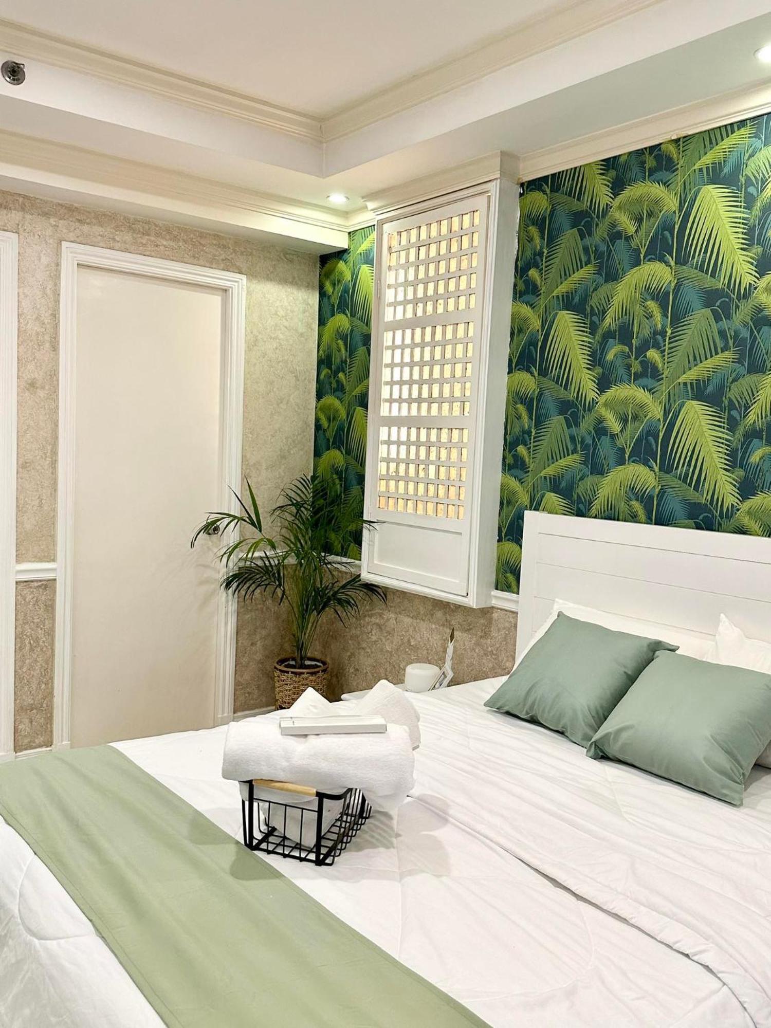 One Bedroom With Balcony By Christine Suites Ph In Greenbelt Radisson マカティ エクステリア 写真