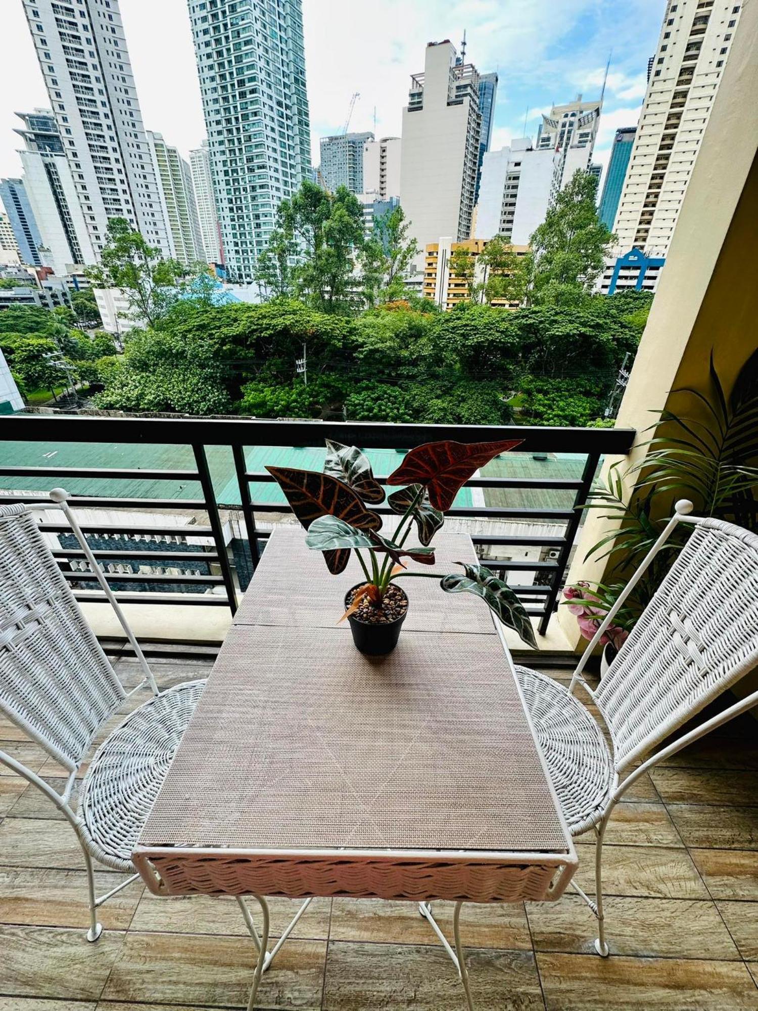 One Bedroom With Balcony By Christine Suites Ph In Greenbelt Radisson マカティ エクステリア 写真