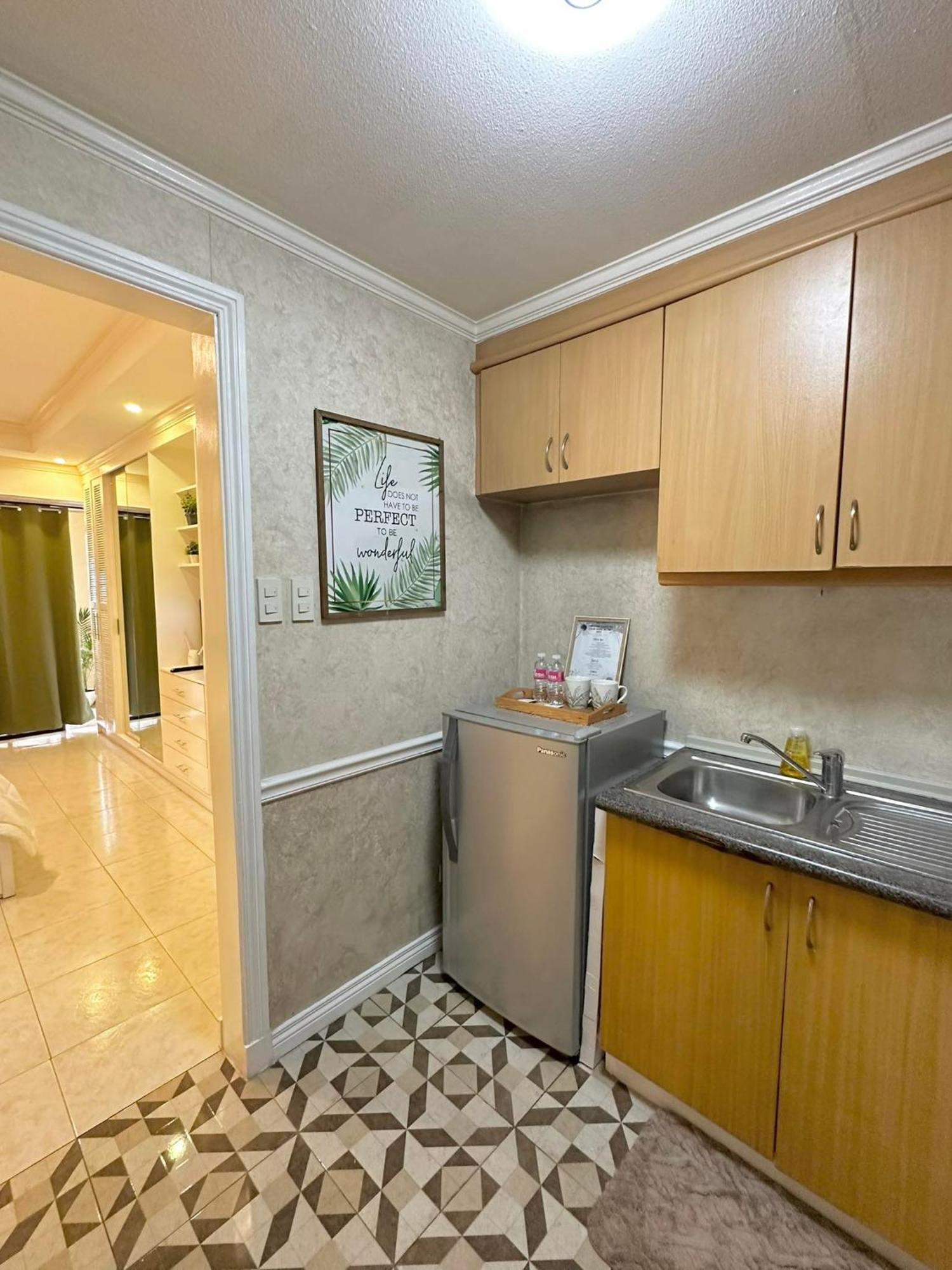 One Bedroom With Balcony By Christine Suites Ph In Greenbelt Radisson マカティ エクステリア 写真
