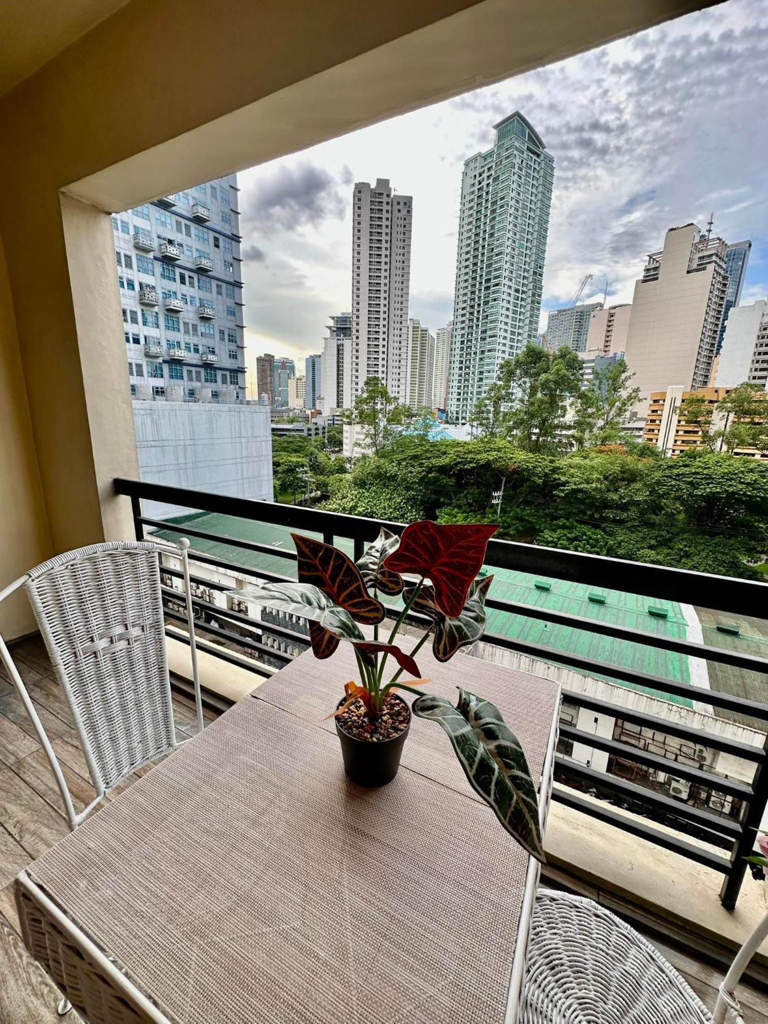 One Bedroom With Balcony By Christine Suites Ph In Greenbelt Radisson マカティ エクステリア 写真
