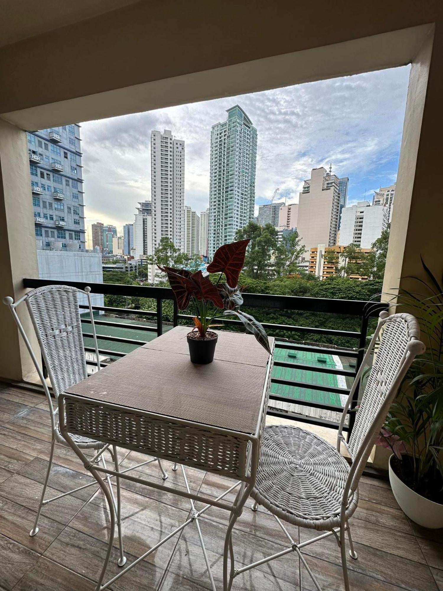 One Bedroom With Balcony By Christine Suites Ph In Greenbelt Radisson マカティ エクステリア 写真