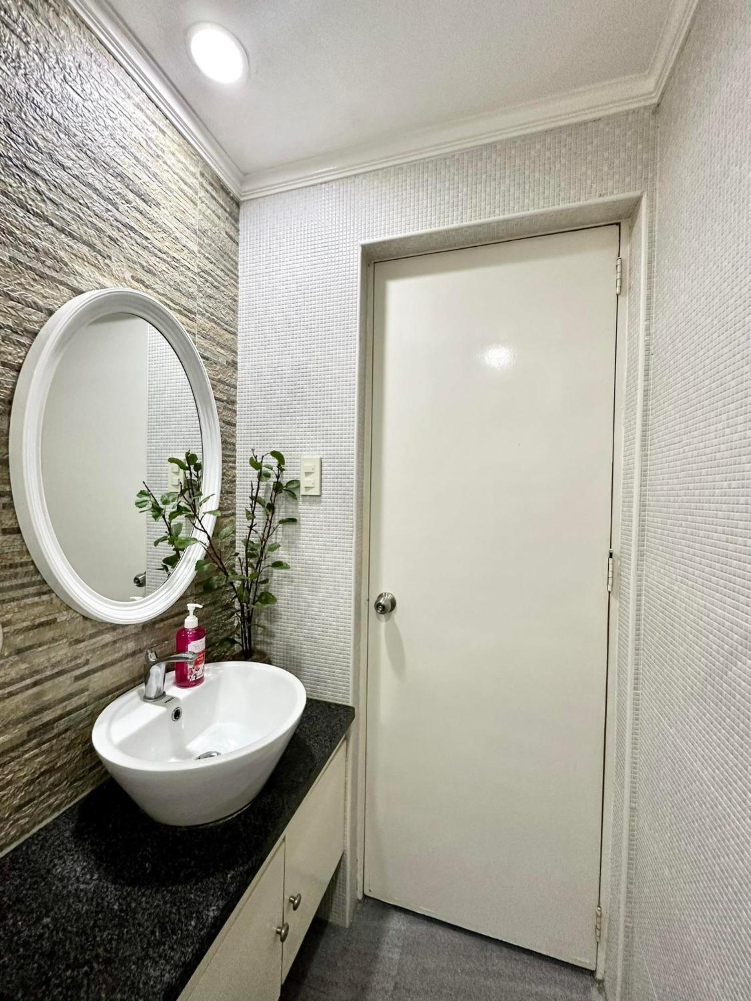 One Bedroom With Balcony By Christine Suites Ph In Greenbelt Radisson マカティ エクステリア 写真