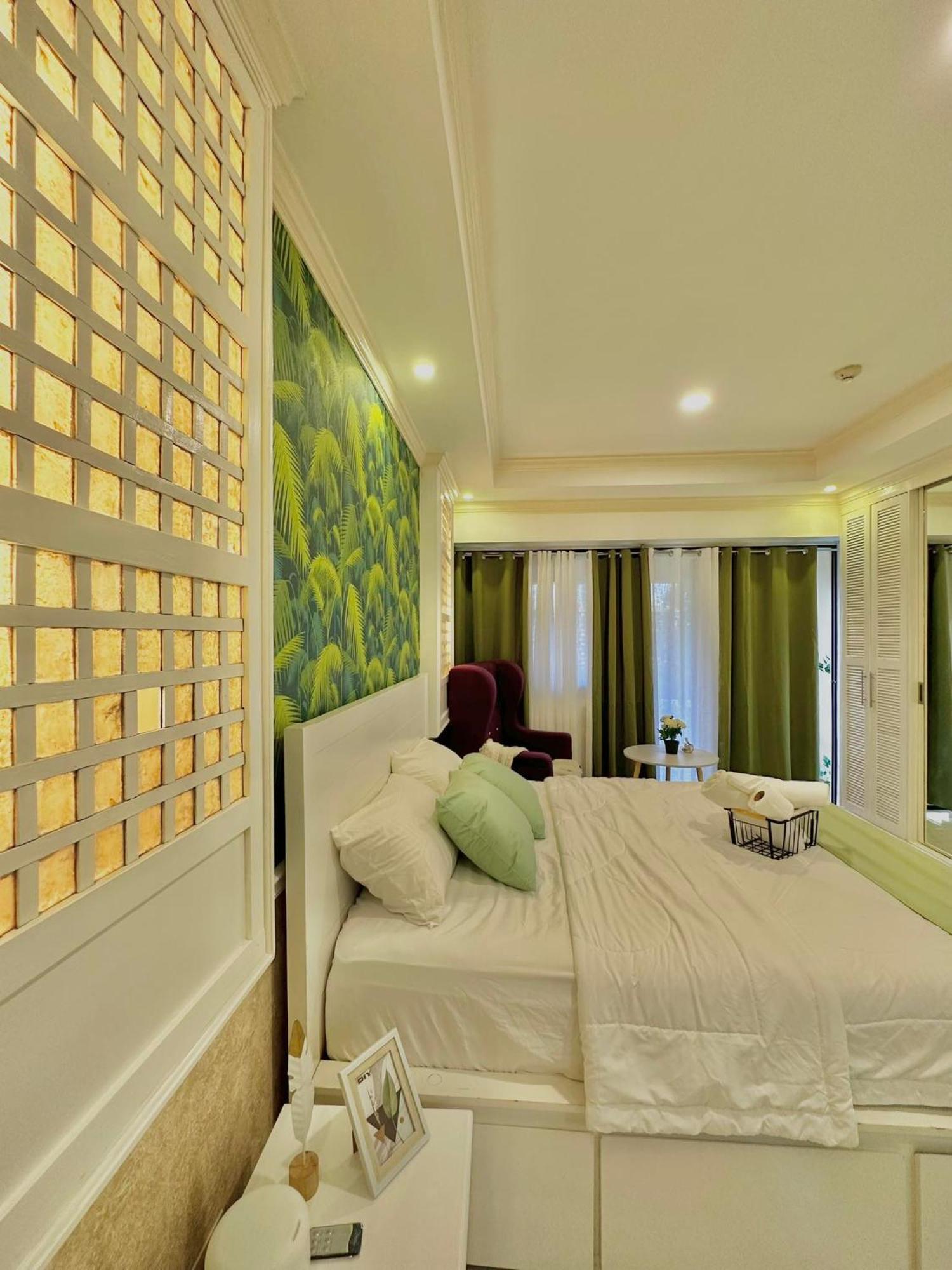 One Bedroom With Balcony By Christine Suites Ph In Greenbelt Radisson マカティ エクステリア 写真
